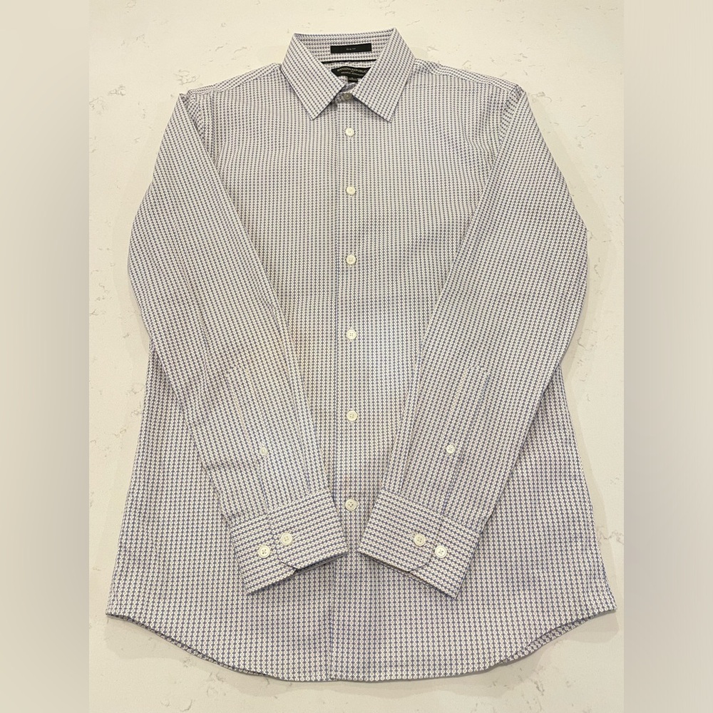 Banana Republic men’s long sleeve button down shirt. Wrinkle resistant, slim fit